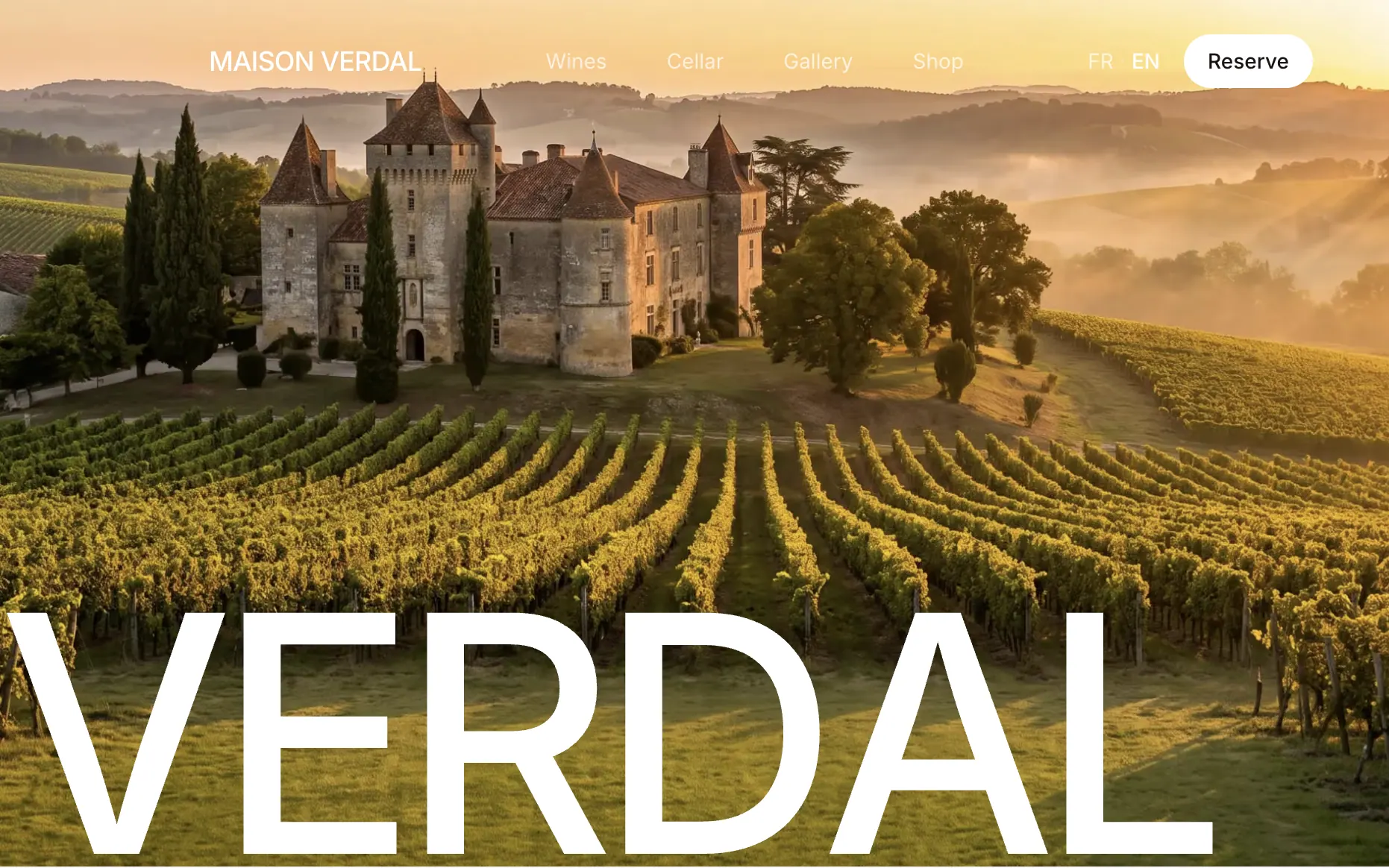 Page d’accueil de Maison Verdal : le château et ses vignes au lever du jour, le nom du domaine en grand par-dessus.